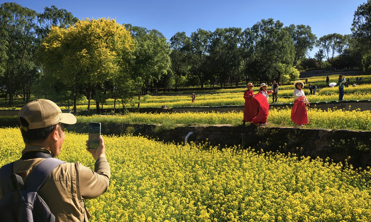 Turistas toman una foto en el Parque Zhongwu de Beijing, 4 de mayo del 2026. (Foto: Liu Yang/ GT)