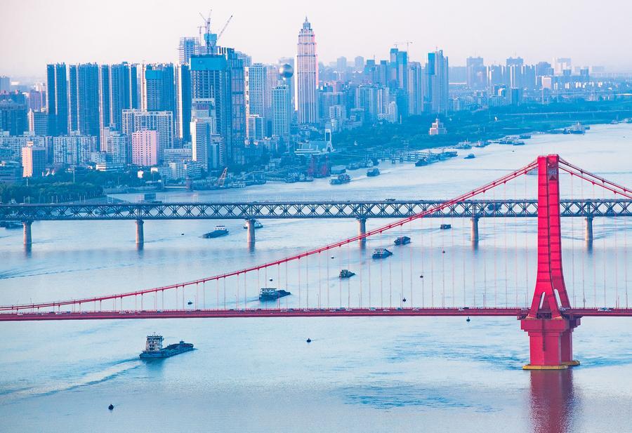 La foto, tomada con un dron, muestra el Puente Yingwuzhou sobre el río Yangtse y el Puente del Río Yangtse en Wuhan, en la provincia de Hubei, en el centro de China. (Xinhua/Xiao Yijiu)