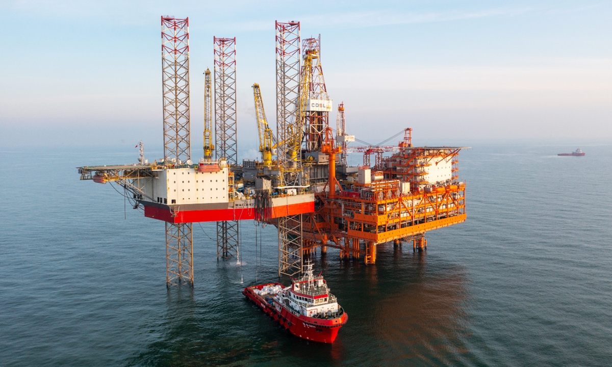 El mayor proyecto de yacimiento litológico, poco profundo y en alta mar, de China, el desarrollo de la primera fase del conjunto de campos petrolíferos Kenli 10-2. (Foto: Captura de pantalla del reportaje de China Media Group)