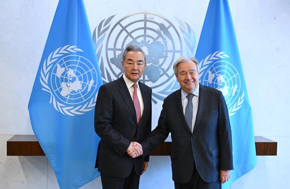 Canciller chino se reúne con Guterres para tratar fortalecimiento del papel de la ONU