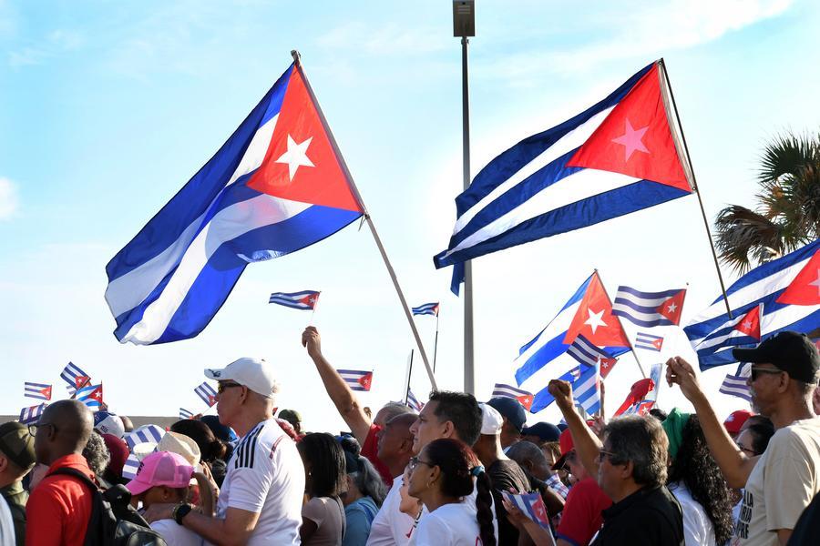 Personas participan en una concentración en la Tribuna Antiimperialista "José Martí", en La Habana, capital de Cuba, el 22 de mayo de 2026. (Xinhua/Joaquín Hernández) 