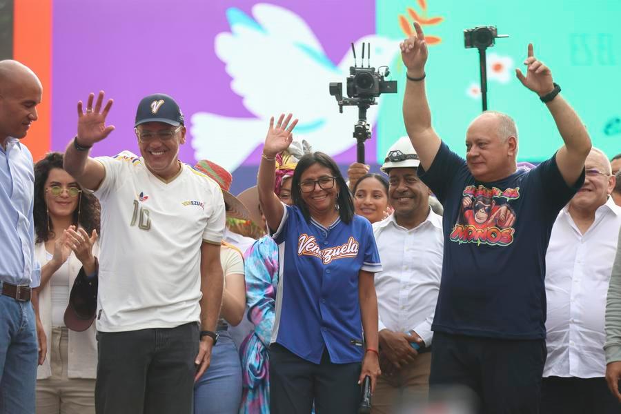 La presidenta encargada venezolana, Delcy Rodríguez (i-frente), reacciona junto al ministro de Interior, Justicia y Paz venezolano, Diosdado Cabello (d), y el presidente de la Asamblea Nacional venezolana, Jorge Rodríguez (i), durante el acto final de la Gran Peregrinación Nacional por una "Venezuela sin Sanciones y en Paz", en Caracas, Venezuela, el 30 de abril de 2026. (Xinhua/Str) 