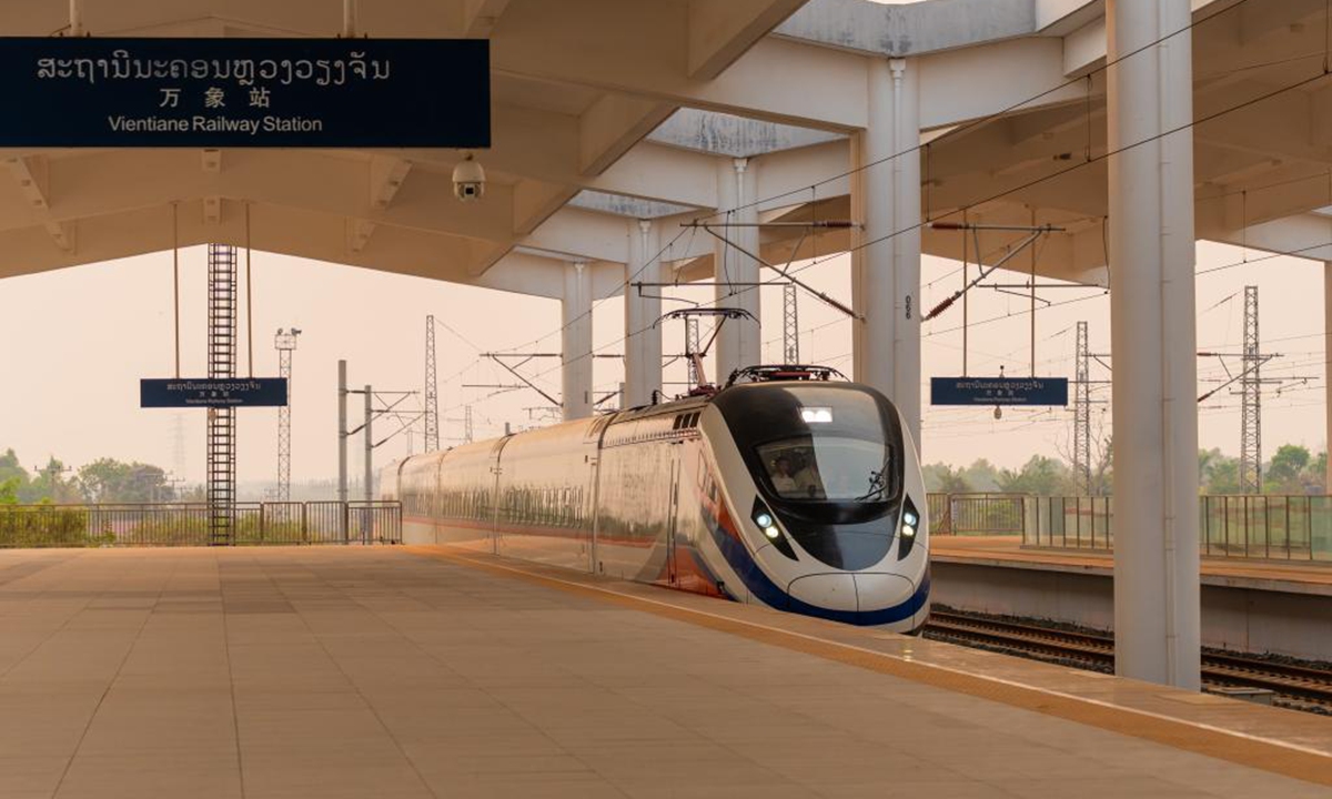 Un tren del Ferrocarril China-Laos, procedente de Kunming (en la provincia de Yunnan, suroeste de China), llega a la Estación de Vientiane, en Vientiane (Laos), el 13 de abril de 2026. Foto: Xinhua