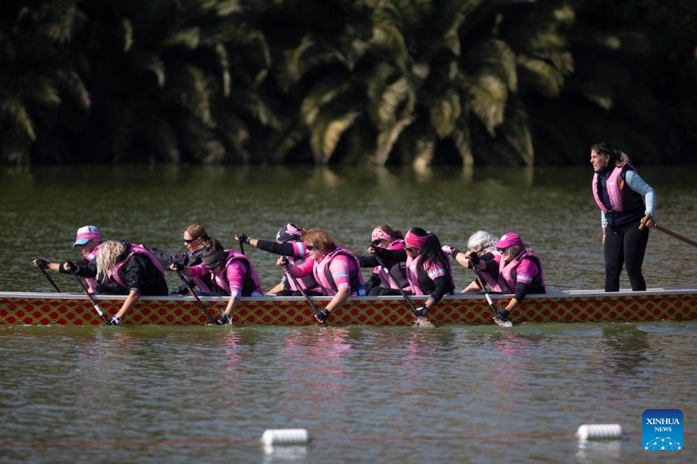 Personas participan en una competencia de botes dragón en la laguna La Saladita del predio de la Escuela Municipal de Canotaje de Avellaneda, en la localidad de Sarandí, en el sur del Gran Buenos Aires, Argentina, el 30 de mayo de 2026. Las competencias de botes dragón estrechan los lazos culturales entre China y Argentina a través de una disciplina que conecta cuerpo, mente y alma. (Xinhua/Martín Zabala)