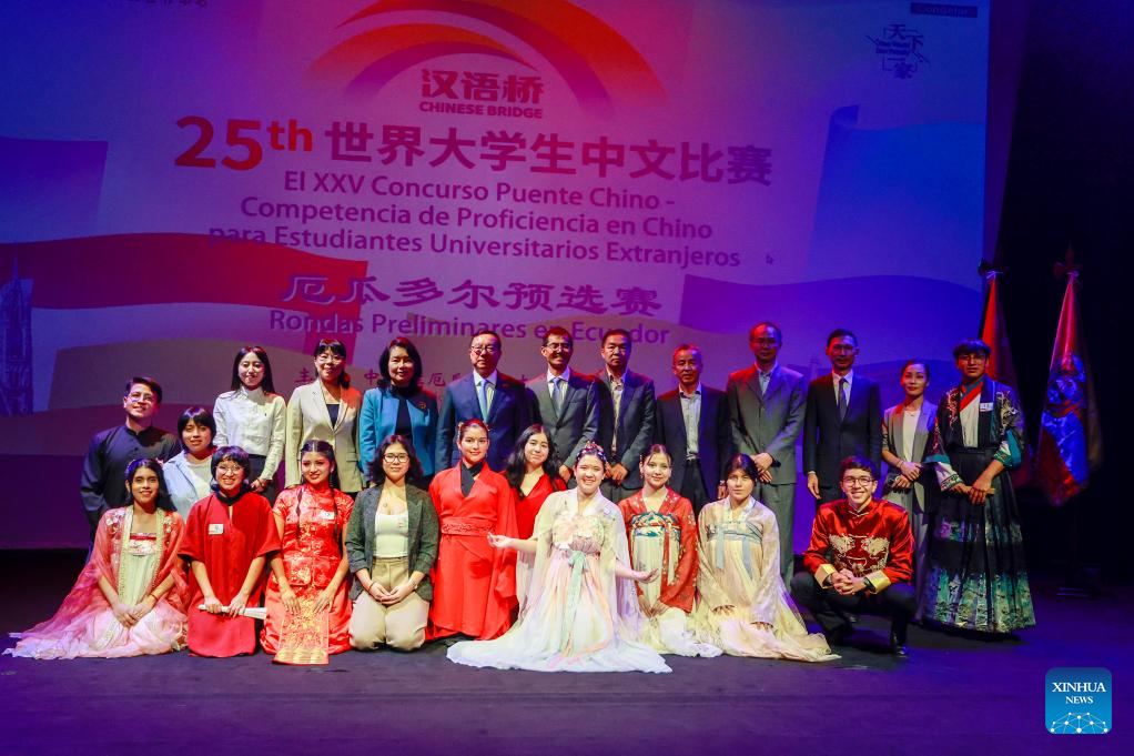 Imagen del 29 de mayo 2026 del embajador de China en Ecuador, Sun Xiangyang (6-i-atrás), posando para fotografías junto a autoridades académicas y participantes durante el XXV Concurso Puente Chino: Competencia de Proficiencia en Chino para Estudiantes Universitarios Extranjeros, en el Teatro Shakespeare de la Universidad San Francisco de Quito (USFQ), en la parroquia Cumbayá, Ecuador. La joven ecuatoriana Giuliana Alvarado, estudiante del Instituto Confucio de la USFQ, representará a Ecuador en la final mundial del concurso Puente Chino, que se celebrará próximamente en el país asiático, tras obtener el viernes el primer lugar en la ronda preliminar nacional del certamen. (Xinhua/Ricardo Landeta)