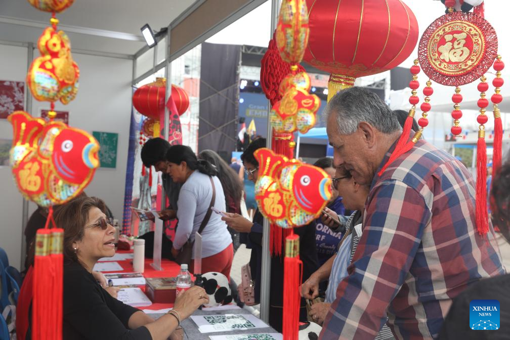 Imagen del 29 de mayo de 2026 de personas visitando el estand del Instituto Confucio (IC) en la Gran Feria de Embajadas, en Lima, Perú. El IC de la Universidad Ricardo Palma de Perú está presentando lo mejor de su amplia oferta académica en la cuarta edición de la Gran Feria de Embajadas, que se desarrolla en la ciudad de Lima, capital del país, con la finalidad de promover activamente la cooperación educativa internacional. (Xinhua/Mariana Bazo)