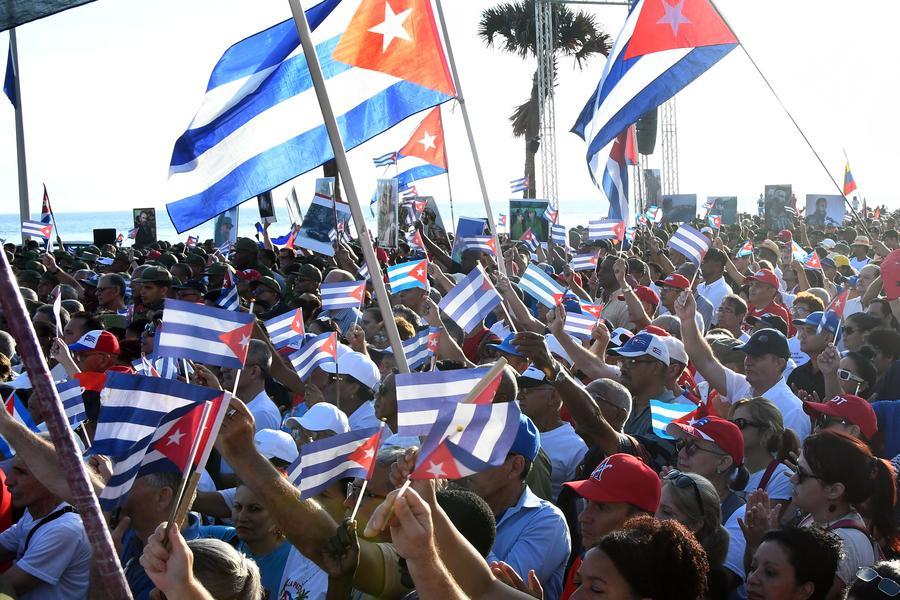 Personas participan en una concentración en la Tribuna Antiimperialista "José Martí", en La Habana, capital de Cuba, el 22 de mayo de 2026. (Xinhua/Joaquín Hernández)