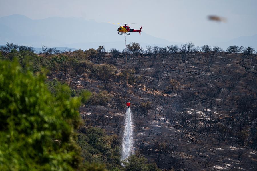 Un avión de bomberos extingue las llamas, en la provincia de Lérida, España, el 2 de julio de 2025. (Xinhua/Joan Gosa) 