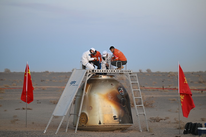 Imagen de la cápsula de retorno de la nave espacial Shenzhou-22 en el sitio de aterrizaje de Dongfeng, en la región autónoma de Mongolia Interior, en el norte de China, el 29 de mayo de 2026. (Xinhua/Lian Zhen)