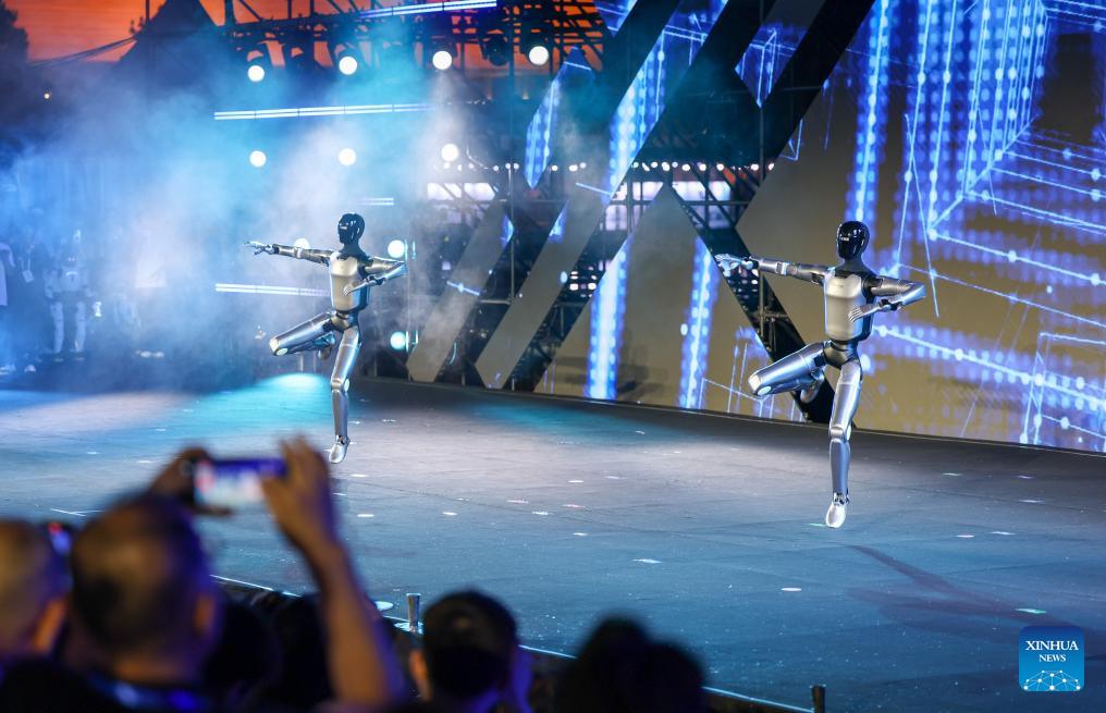  TIANJIN, 28 mayo, 2026 (Xinhua) -- Personas disfrutan una presentación de robots, en Tianjin, en el norte de China, el 28 de mayo de 2026. El carnaval de robots, una sesión de la Exposición Mundial de Inteligencia 2026, se llevó a cabo en el centro cultural de Tianjin el jueves. Una serie de eventos, incluyendo una exposición de robots, una competencia de robótica y un espectáculo de robots, brindaron al público una visión de la tecnología y de la vida inteligente. (Xinhua/Sun Fanyue) 