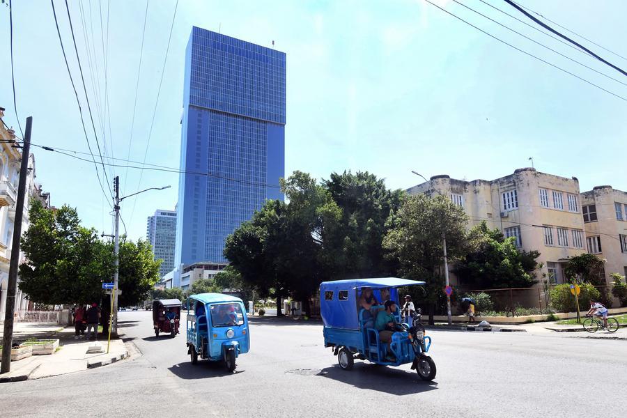 Personas viajan en triciclos eléctricos por una avenida, en La Habana, capital de Cuba, el 29 de mayo de 2026. (Xinhua/Joaquín Hernández)
