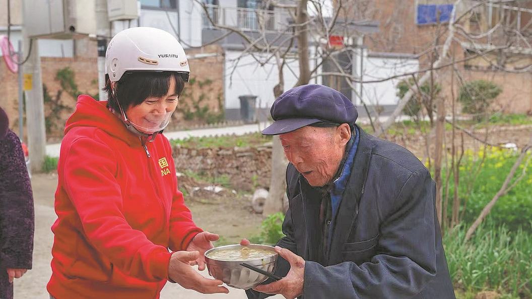 Vecina solidaria ofrece cantina comunitaria para ancianos que sufren el "nido vacío" en un pueblo de Shaanxi