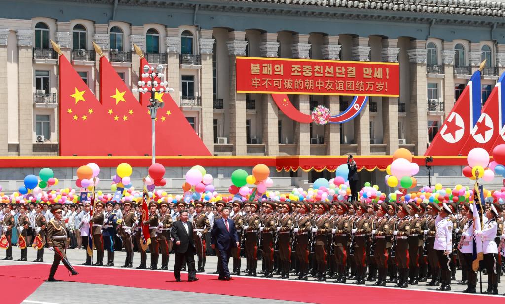 Xi recibe gran bienvenida a su llegada a Pyongyang para realizar visita de Estado a RPDC