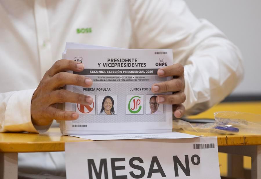 Un miembro de la mesa de votación acomoda las boletas durante la segunda vuelta presidencial en un centro de votación, en el distrito de San Borja, en Lima, Perú, el 7 de junio de 2026. (Xinhua/Mariana Bazo)