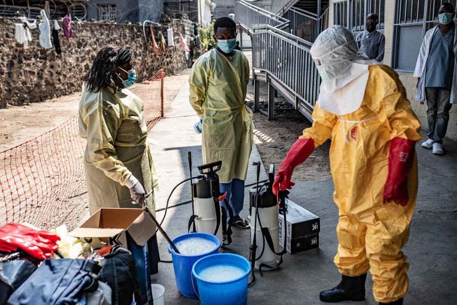Imagen del 4 de junio de 2026 de trabajadores médicos realizando labores de limpieza en un centro de tratamiento de ébola, en Goma, República Democrática del Congo (RDC). (Xinhua) 