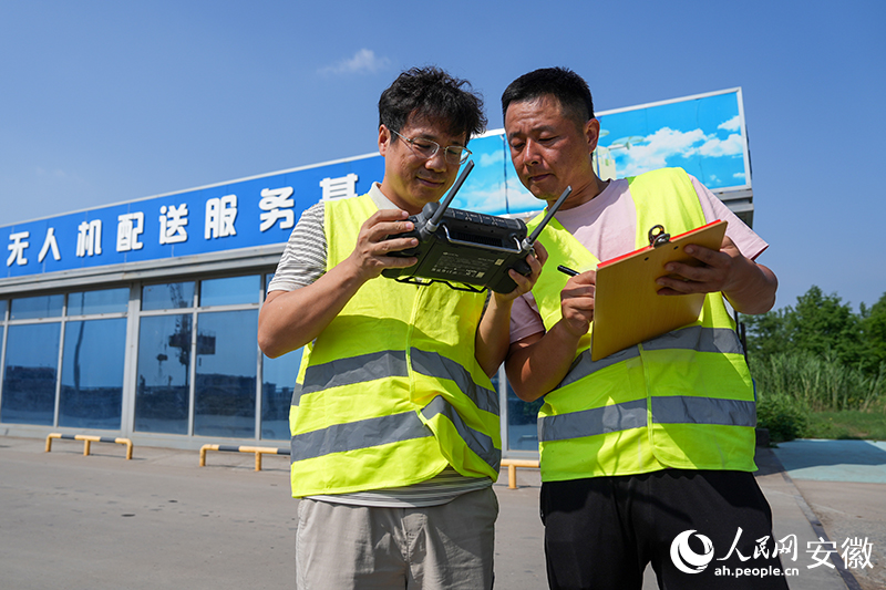 Un miembro del personal opera un dron para entregar suministros a los barcos que pasan por la sección de Wuhu del río Yangtsé en Wuhu, provincia de Anhui. (Foto: Diario del Pueblo digital/ Miao Zijian)