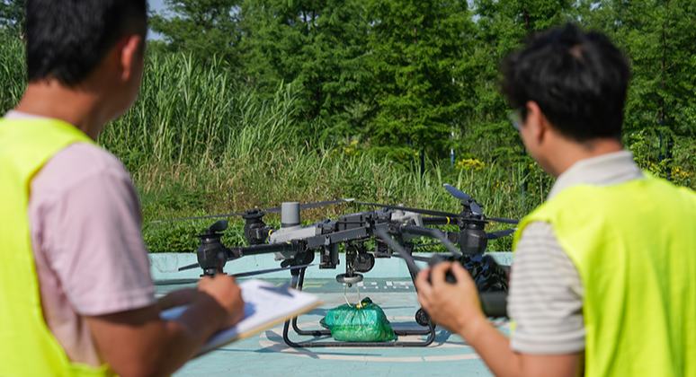 Entregas con drones en el río Yangtsé traen comodidad a la vida en el agua