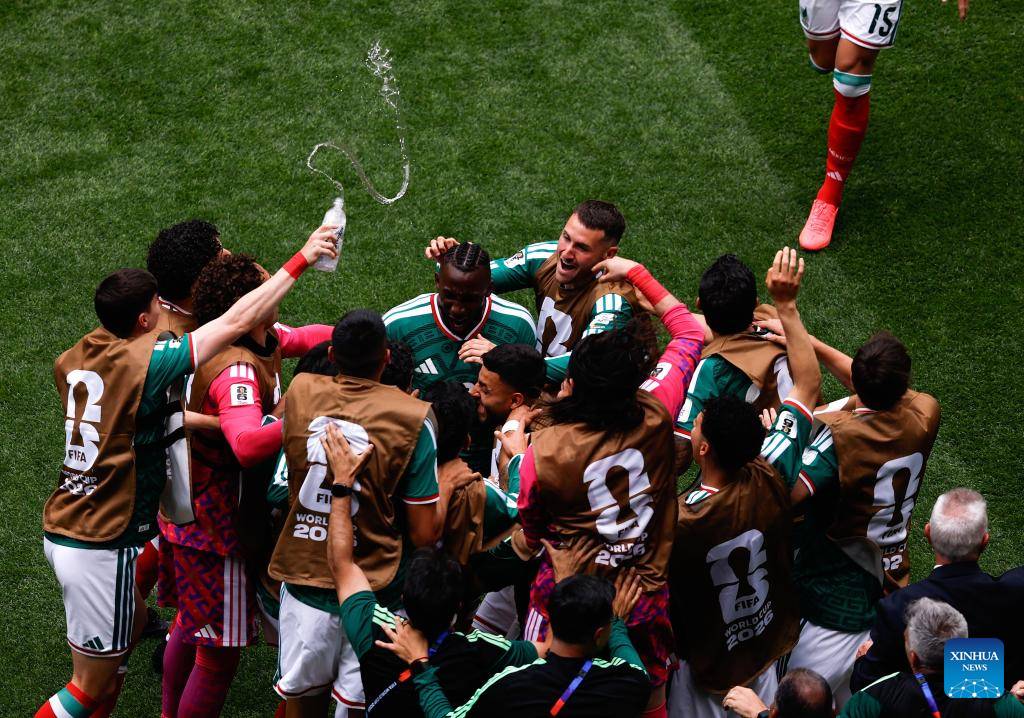 El jugador Julián Andrés Quiñones (c), de México, festeja su anotación con sus compañeros durante el partido del Grupo A de la fase de grupos de la Copa Mundial de la FIFA 2026 ante Sudáfrica, celebrado en el Estadio Ciudad de México, en la Ciudad de México, capital de México, el 11 de junio de 2026. (Xinhua/Francisco Cañedo)