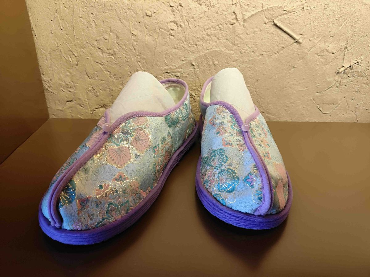 Promotora de comercio electrónico rural convierte zapatos de tela en un negocio próspero
