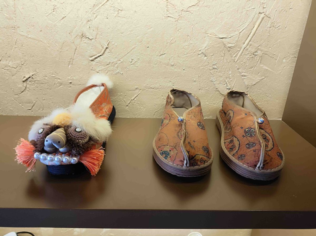 Promotora de comercio electrónico rural convierte zapatos de tela en un negocio próspero