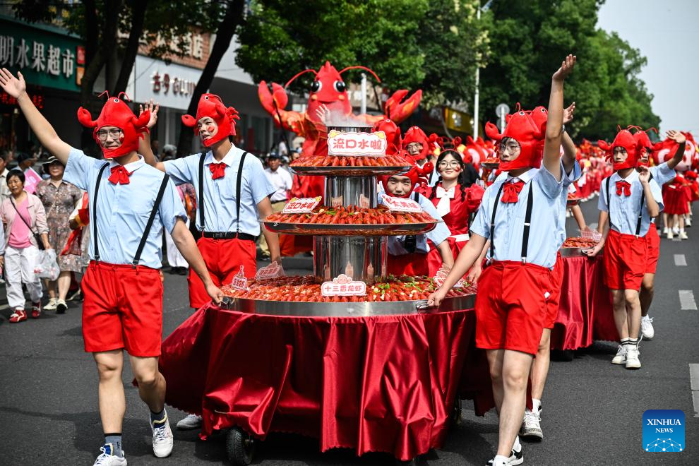 Desfile temático de cangrejos de río en Xuyi, Jiangsu
