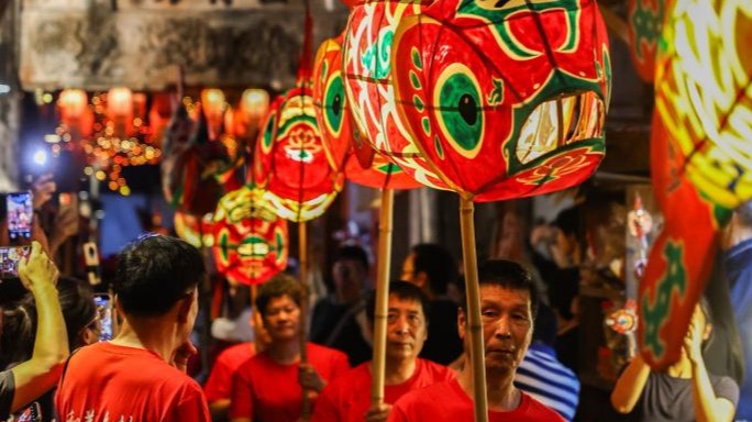 Linternas con forma de pez iluminan una aldea de Anhui