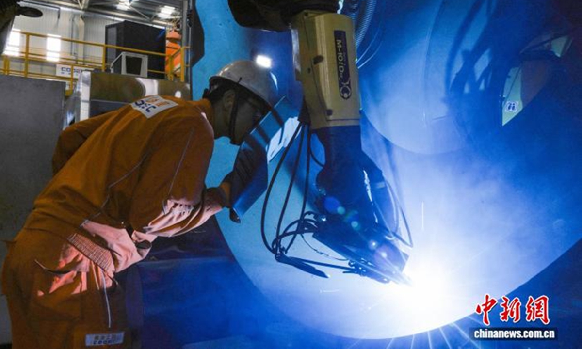 China puso en funcionamiento su primer sistema de robot de soldadura inteligente, desarrollado en el país para la fabricación flexible en ingeniería marina en Tianjin, 14 de junio de 2026. (Foto: Captura de pantalla de chinanews.com.cn)