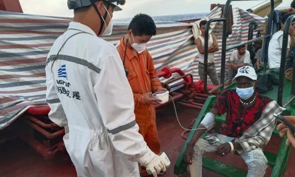 Los miembros de la tripulación del Xin Hai Tong 801 brindaron asistencia humanitaria, incluida atención médica, alimentos y ropa, después de que las personas rescatadas abordaran la embarcación. Foto: cuenta oficial de WeChat del Ministerio de Transporte de China.