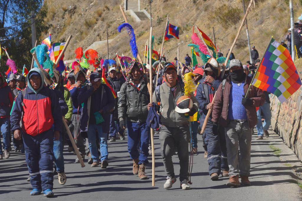 Manifestantes participan en una marcha convocada por la Central Obrera Boliviana, campesinos, mineros, profesores rurales y otros sectores sociales, en El Alto, Bolivia, el 10 de junio de 2026. (Xinhua/Str) 