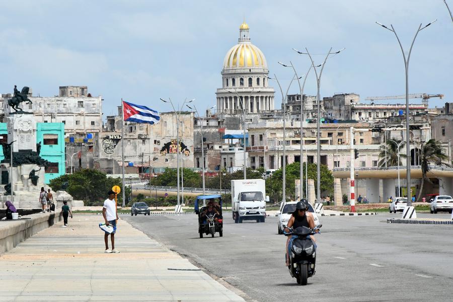 Imagen del 11 de junio de 2026 de vehículos circulando por el Malecón, en La Habana, capital de Cuba. (Xinhua/Joaquín Hernández)