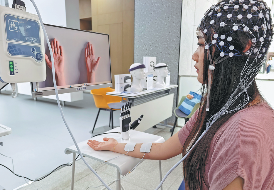 Una visitante experimenta la interacción cerebro-computadora en el Laboratorio de Interacción Cerebro-Computadora e Integración Humano-Máquina de Haihe en Tianjin. (Foto: Yan Dongjie/ China Daily)