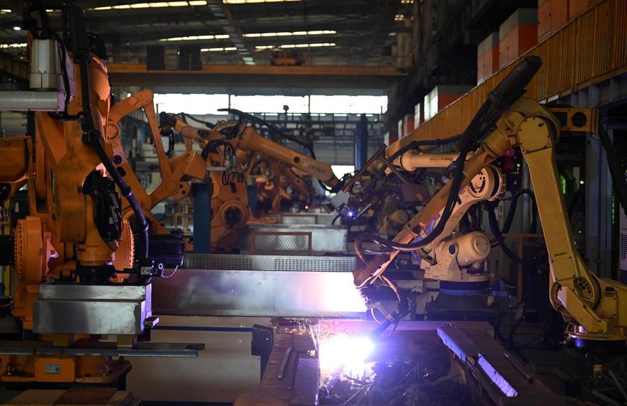Robots automáticos de corte trabajan en una línea de producción en una fábrica de ZCZL Industrial Technology Group, en Zhengzhou, provincia central china de Henan, el 30 de marzo de 2026. (Xinhua/Li Jianan)