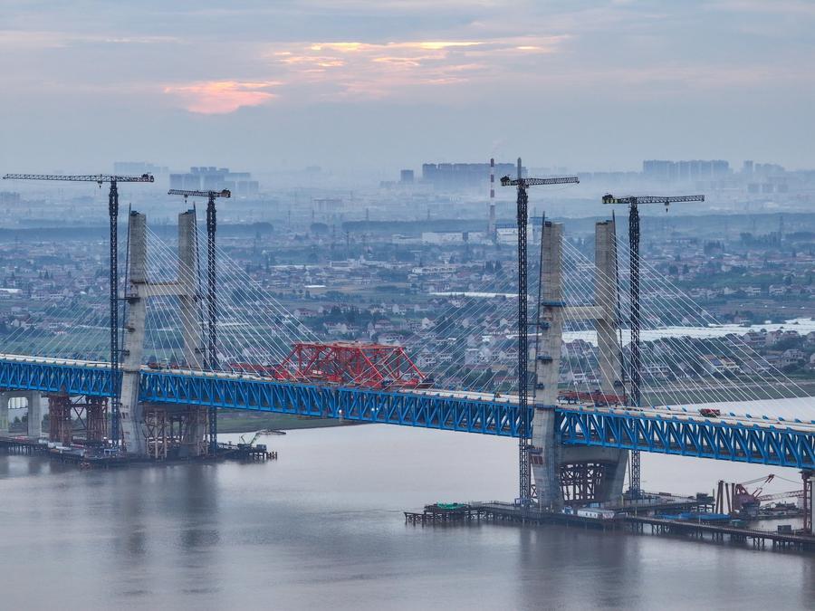 Una vista aérea del puente ferroviario y de autopista Chongqi sobre el río Yangtse, entre Shanghai y Jiangsu, en el este de China, el 9 de junio de 2026. (Xinhua/Ji Chunpeng)