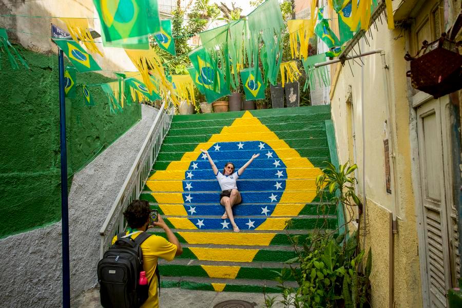 Una aficionada posa previo a la Copa Mundial de la FIFA 2026, en Río de Janeiro, Brasil, el 10 de junio de 2026. (Xinhua/Daniel Ramalho)