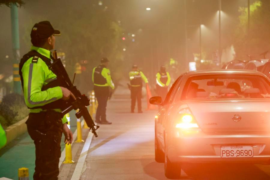 Imagen del 3 de mayo de 2026 de un agente de la Policía Nacional montando guardia mientras realiza controles vehiculares durante los operativos de seguridad en el marco del toque de queda, en el norte de Quito, capital de Ecuador. (Xinhua/Ricardo Landeta)