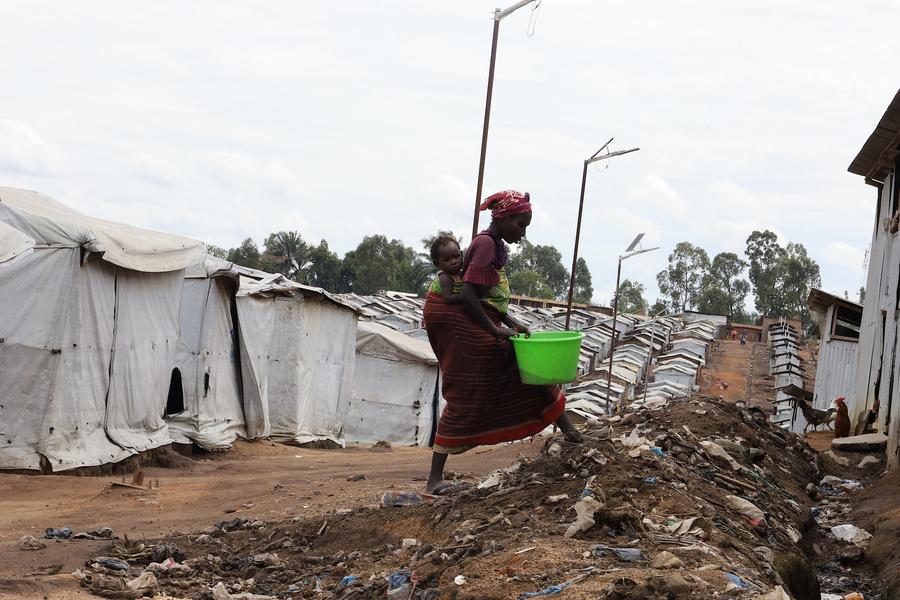 Imagen del 9 de junio de 2026 de una mujer y su hija vistas en el Campamento de Desplazados Internos de Kigonze, en las afueras de Bunia, en la provincia de Ituri, en la República Democrática del Congo. (Xinhua)