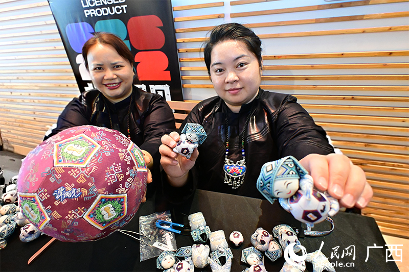 (Foto: Tejedoras exhiben productos culturales creativos de brocado zhuang. Diario del Pueblo digital / Lei Qijun)