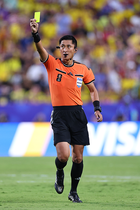 El árbitro chino Ma Ning muestra una tarjeta amarilla al jugador de Curazao, Jurien Gaari, durante el partido de la fase de grupos E de la Copa del Mundo 2026 entre Ecuador y Curazao, en el Estadio de Kansas City, EE. UU., 20 de junio de 2026. (Foto: IC)