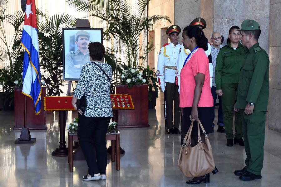 Personas rinden homenaje al comandante de la Revolución Cubana, Ramiro Valdés Menéndez, en la sede del Ministerio de las Fuerzas Armadas Revolucionarias, en La Habana, capital de Cuba, el 23 de junio de 2026. (Xinhua/Joaquín Hernández)