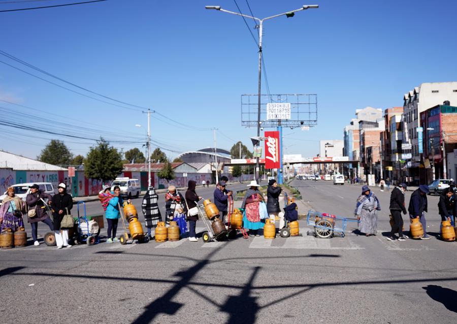 Personas con tanques de combustible bloquean una avenida, en la ciudad de El Alto, Bolivia, el 9 de enero de 2026. (Xinhua/Javier Mamani)