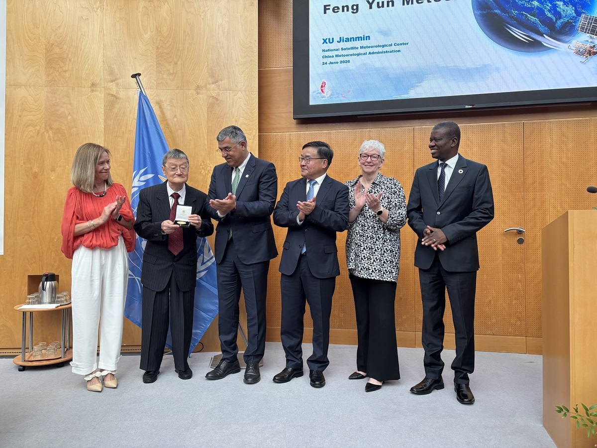 Xu Jianmin (segundo por la izquierda) recibe el 70.º Premio de la Organización Meteorológica Internacional en Ginebra, Suiza, el miércoles. [Foto de Li Yutong/Para chinadaily.com.cn]