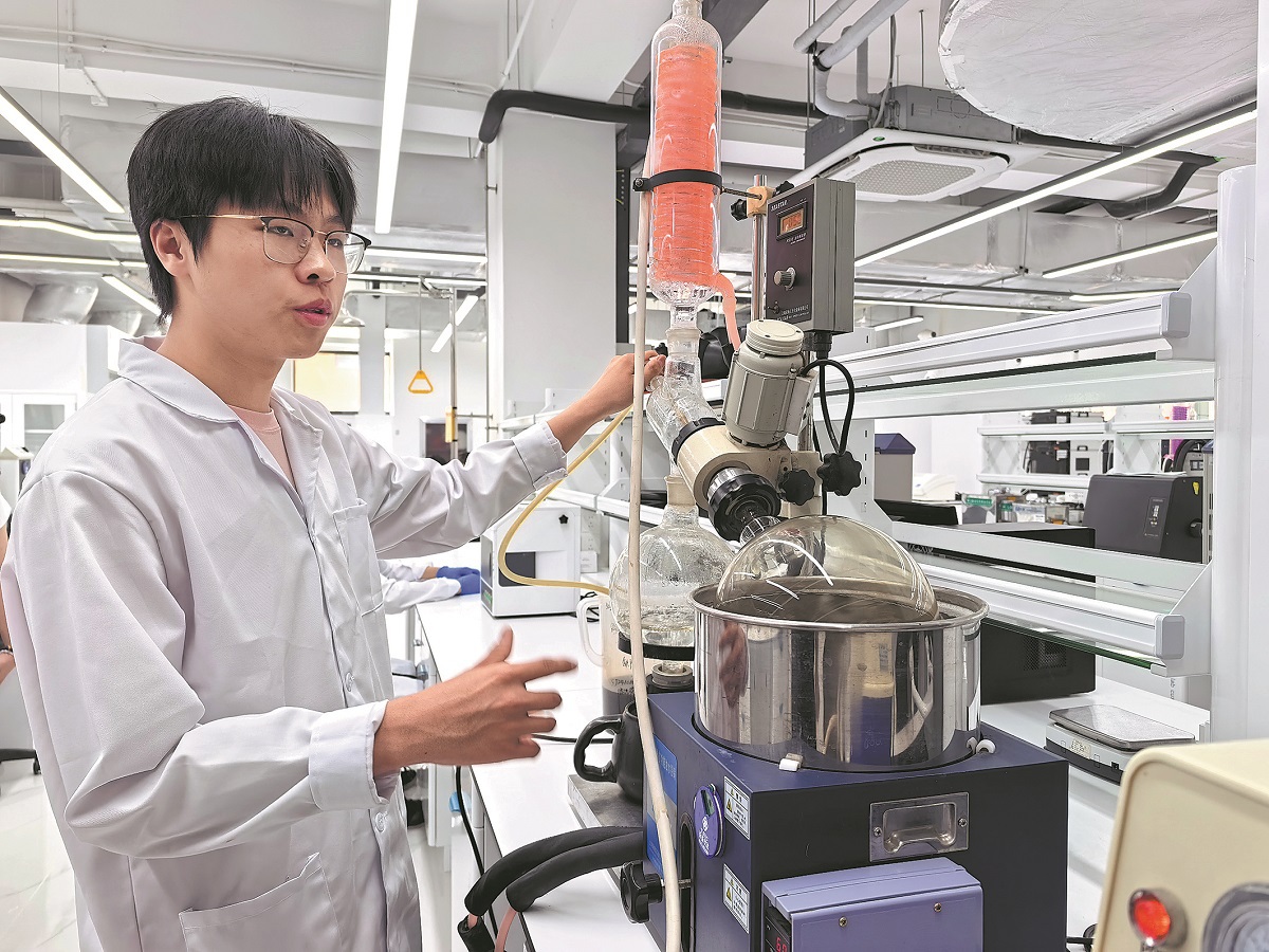 Un investigador realiza un experimento de extracción de hierbas en un laboratorio del Centro Nacional de Innovación de MTC Moderna en Tianjin, el 18 de junio de 2026. (Foto: Yan Dongjie/ China Daily)