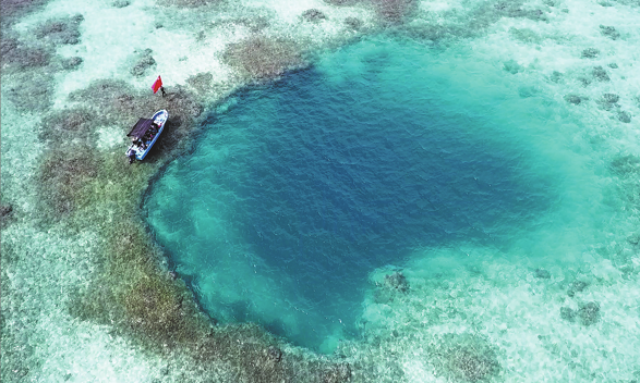 Una fotografía aérea muestra el recién identificado agujero azul en el arrecife de coral, situado en una laguna de la isla Huangyan, en el mar Meridional de China. CHINA DAILY