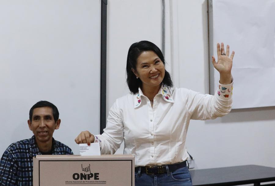 La candidata presidencial derechista de Fuerza Popular, Keiko Fujimori, emite su voto durante la segunda vuelta presidencial en un centro de votación, en el distrito de San Borja, en Lima, Perú, el 7 de junio de 2026. (Xinhua/Mariana Bazo)