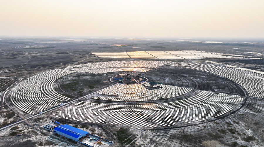 El proyecto termosolar Jixi de 100 megavatios en Da'an, provincia de Jilin, comenzó a generar electricidad este lunes. [Foto: Xinhua]