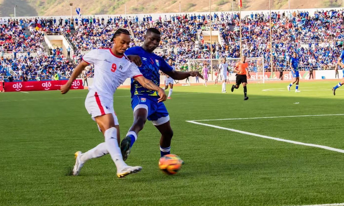 Una escena de un partido durante las clasificatorias africanas para la Copa del Mundo celebrado en el Estadio Nacional de Cabo Verde a principios de este año. Foto: Cortesía de Li Junsheng