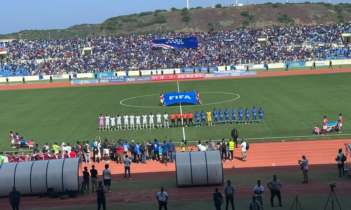Una escena de un partido durante las clasificatorias africanas para la Copa del Mundo celebrado en el Estadio Nacional de Cabo Verde a principios de este año. Foto: Cortesía de Li Junsheng
