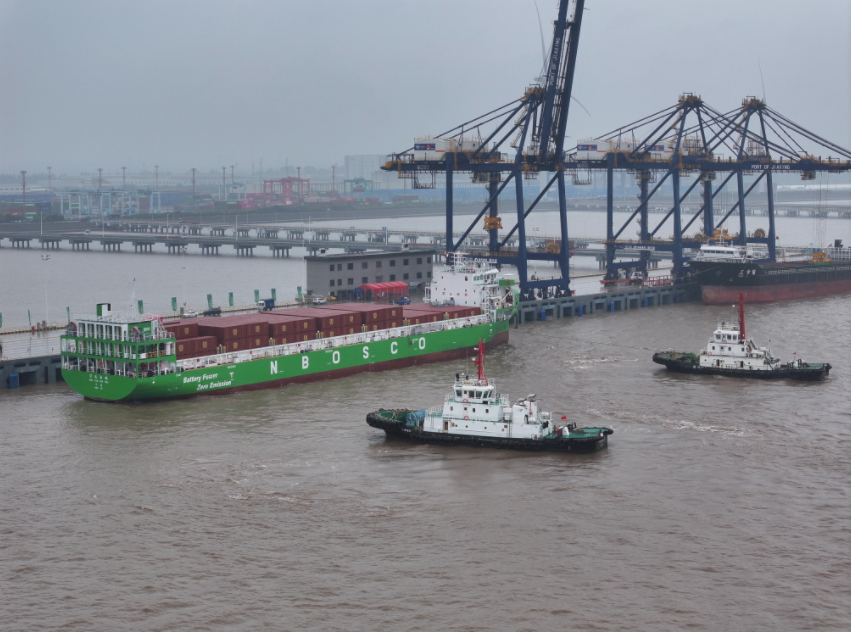 El buque portacontenedores totalmente eléctrico Ningyuan Dianpengen el puerto. Foto: Proporcionada a chinadaily.com.cn.