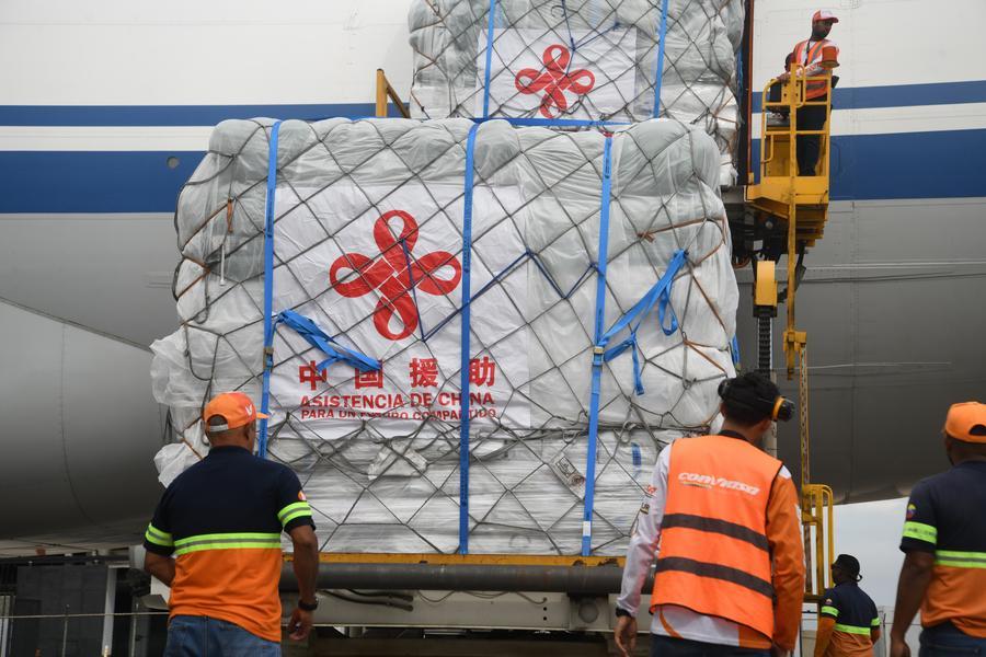 Operarios descargan un avión procedente de China con ayuda humanitaria para los afectados por los terremotos, en el Aeropuerto Internacional Simón Bolívar, en Maiquetía, estado La Guaira, Venezuela, el 6 de julio de 2026. (Xinhua/Marcos Salgado) 