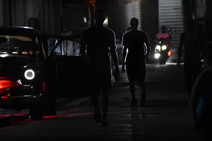 Imagen del 2 de junio de 2026 de personas caminando por una calle en medio de un apagón eléctrico, en el municipio Habana Vieja, en La Habana, capital de Cuba. (Xinhua/Joaquín Hernández)